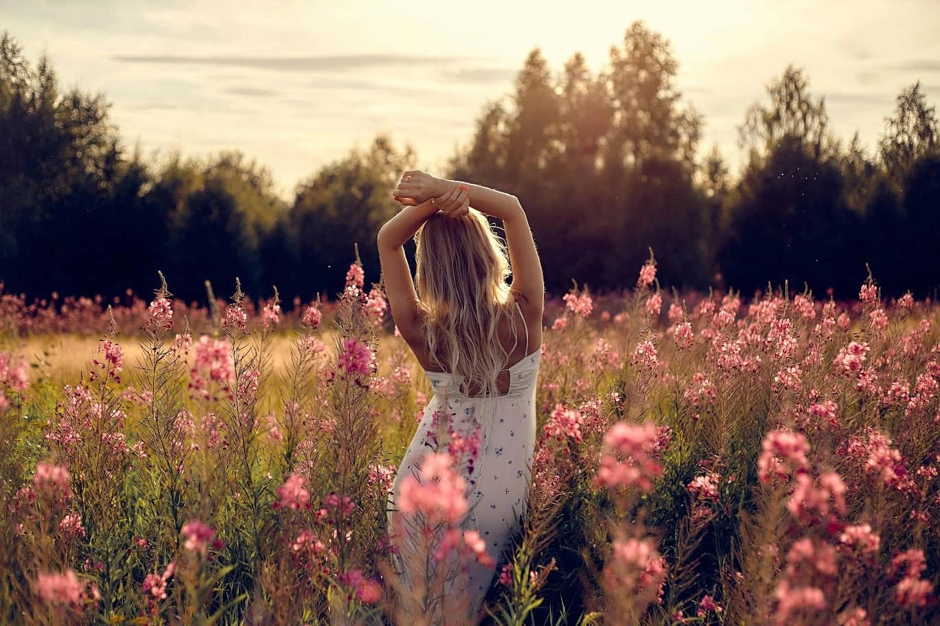 Mujer contemplando un paisaje sereno